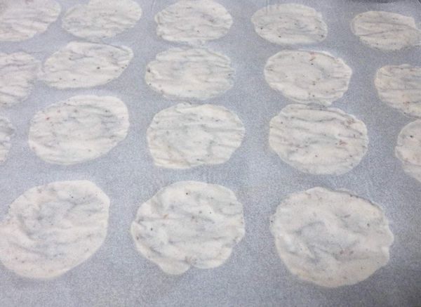 再蓋上一層烘焙紙，用底部平面的碗或杯子壓平，連著烘焙紙一起入烤箱烘烤