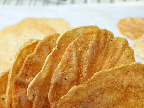 130度烘烤至上色酥脆，餅體很薄如果溫度過高很快會焦掉