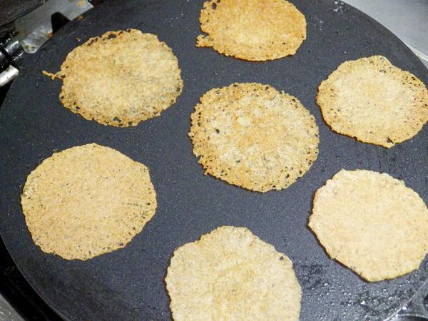 蓋上另一面蛋捲機在瓦斯爐上翻轉烘烤製酥脆上色