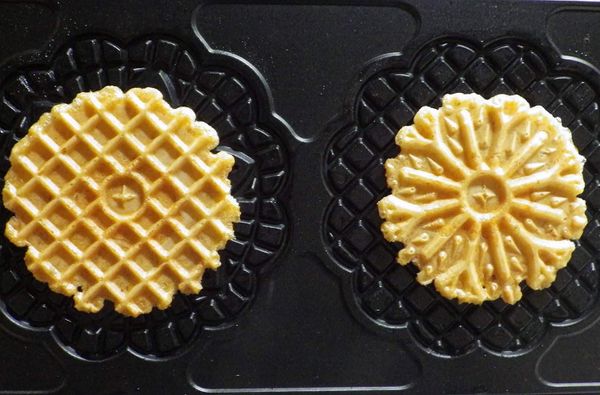 點心機做法……這是最簡單的方式，只要把適量的蝦糊加在烤盤上就可以操作了