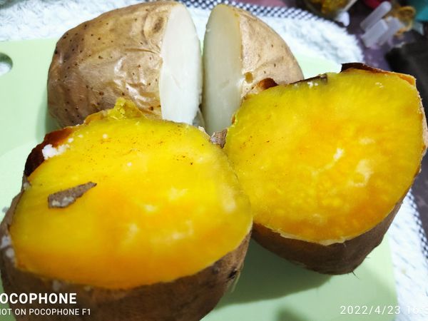 用一支筷子插看看
一插到底
恭喜成功啦！
享用美味吧
將奶油塗抹在馬鈴薯切口
奶油遇熱化開
馬鈴薯沾著吃
可解地瓜的甜膩感