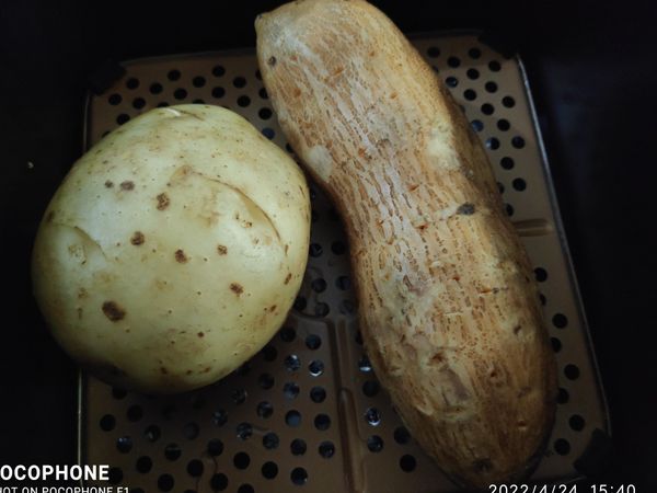 清水倒入內鍋
地瓜及馬鈴薯放入炸網