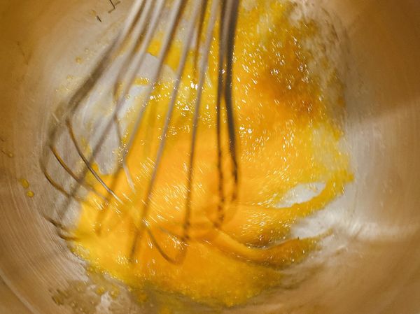 全蛋跟蛋黃打散加入糖攪拌均勻