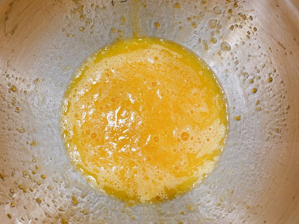 加入融化好的奶油攪拌均勻