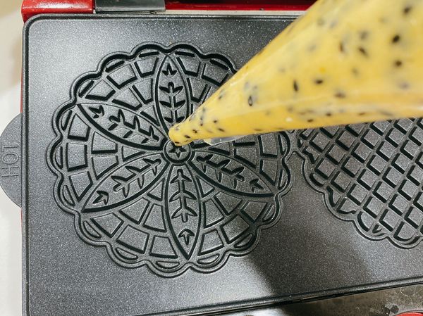 麵糊裝入擠花袋中擠到預熱好的烤盤上