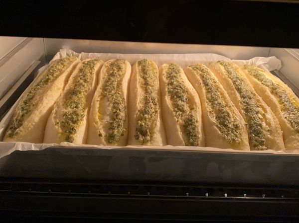 高筋+酵母+鹽巴+砂糖+牛奶
打成團再加入奶油打出薄膜
進入一次發酵40-60分
在整形成長條狀
進行二次發酵
發酵完成中間頗開擠上一條大蒜抹醬
就可以進入烤箱烤
烤10分鐘後我拿刷子把大蒜抹醬塗均勻
上火190
下火180
烤25分鐘