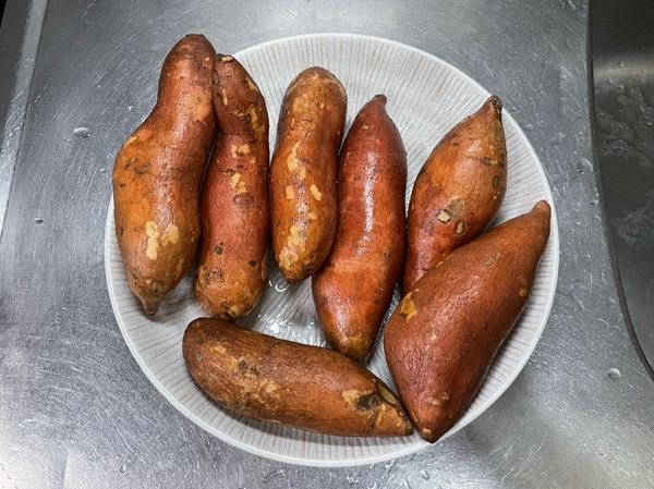 將地瓜外皮刷洗乾淨