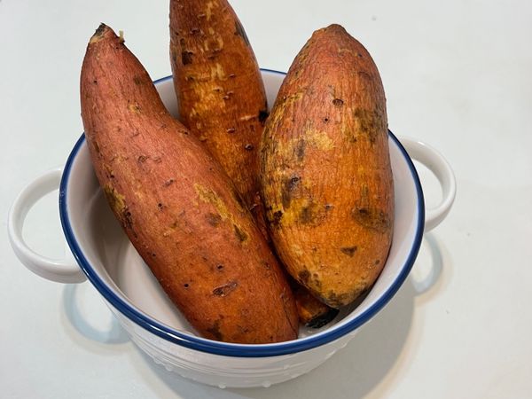 選擇瘦長型的地瓜烤起來受熱比較均勻，洗去身上的土壤，用菜瓜布搓乾淨後稍微擦乾