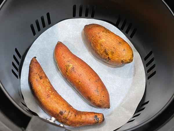 讓他們間隔開躺在氣炸鍋內，設定180度30分鐘，途中15時拉出來翻一下身