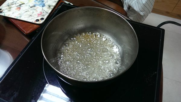先煮焦糖液，煮到變咖啡色後，加熱水，起鍋，倒入要烤的容器中