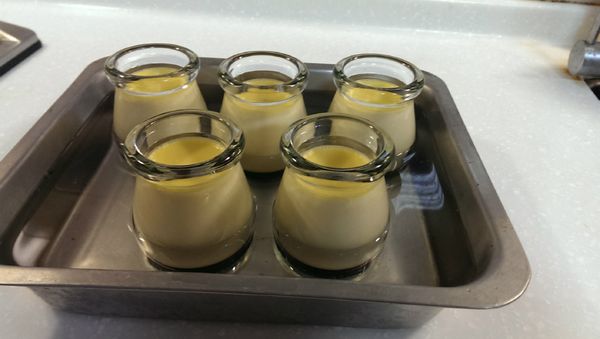 將容器放入有沸水的深烤盤中，再放入烤箱