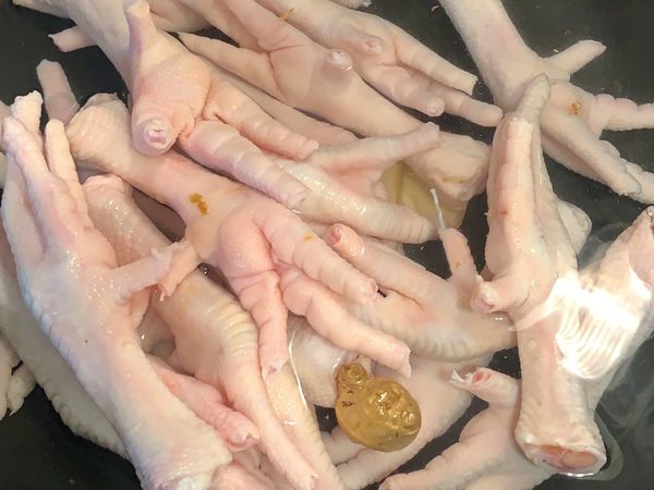 1、雞爪剪去指甲
2、再冷水，放薑片、米酒，雞爪燙煮去雜質，洗淨備用