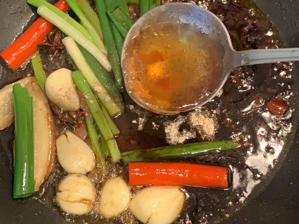 少許油炒香，蔥薑蒜辣椒八角，再放調味料炒香