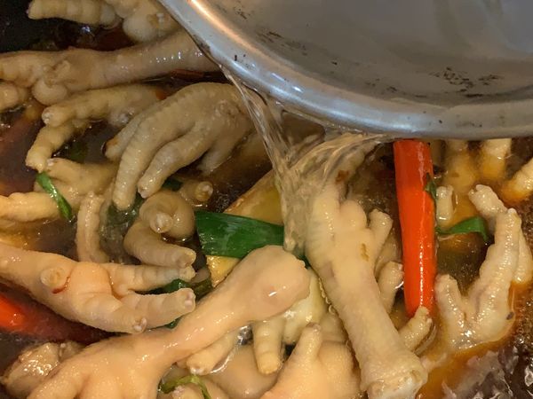 放雞爪翻炒均勻後，加適量水