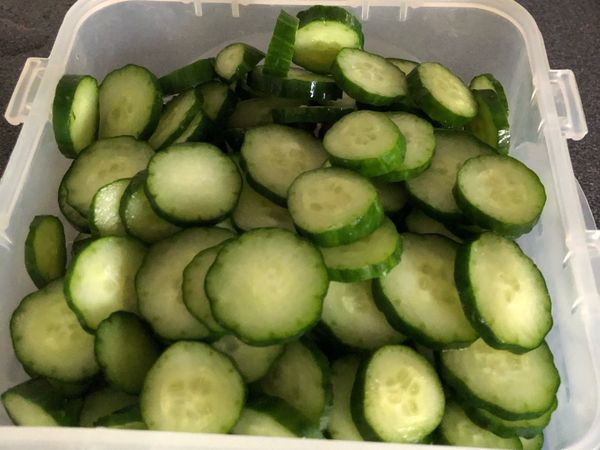 準備小黃瓜三條洗乾淨切除頭尾，然後切薄片。