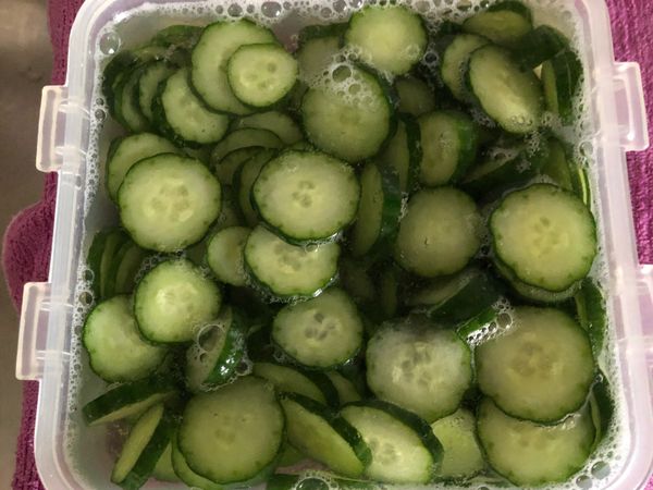 第二次沖完開水，瀝乾，加入兩湯匙的醋及半匙的糖，一樣搖一搖均勻，然後放冰箱冰一下會更好吃😋