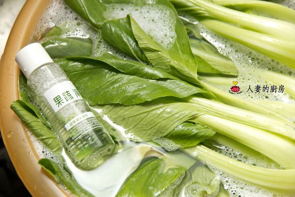 把菜泡滿後滴約四滴，泡個二分鐘即可。