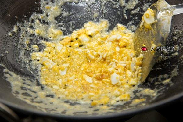 起油鍋（冷鍋倒油，先滑鍋再開火，這是保護鍋子的方法），將鹹蛋去殼後加入鍋內，把鹹蛋炒至冒泡。