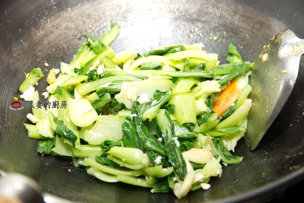 鹹蛋邊炒邊壓扁，一定要冒泡再加大蒜再繼續炒香，炒出味道後再把青江菜、紅蘿蔔片加入（青江菜請用滾水先燙過，再過冷水，這樣可以保持青綠不變色）。