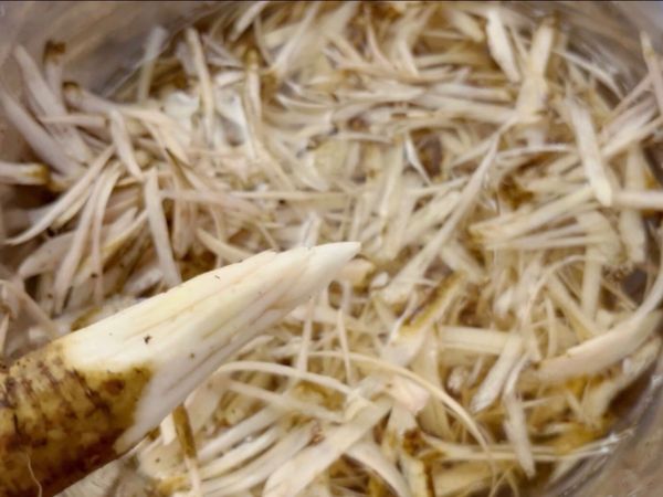 也可先用刀削出鉛筆狀的牛蒡，用刀𠝹幾刀，然後用削皮器削成薄片。