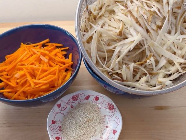 甘筍洗淨、切絲；將所有調味料混合拌勻備用。