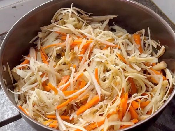 然後加入甘筍絲炒勻。