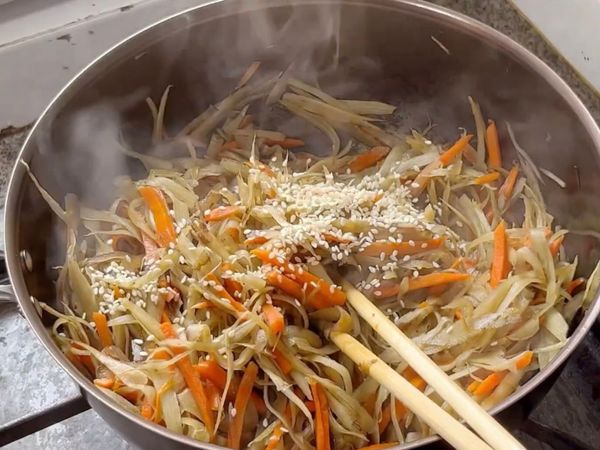 最後加上白芝麻炒勻，便可以盛到乾淨的器皿中、放涼。