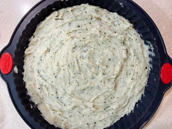 將馬鈴薯泥抹在烤盤上備用