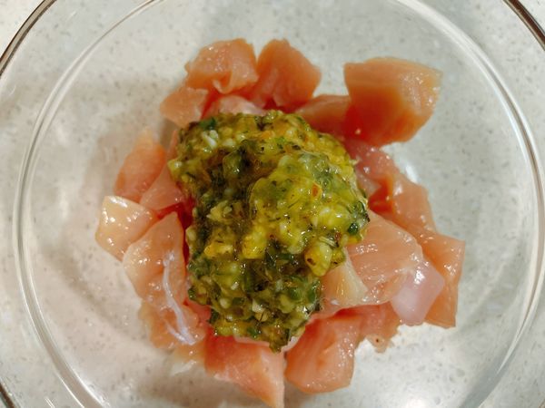 奶油蔥蒜醬抓醃剪塊的雞胸肉