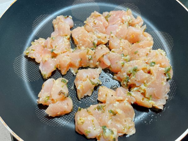 開火炒雞胸肉塊至半熟