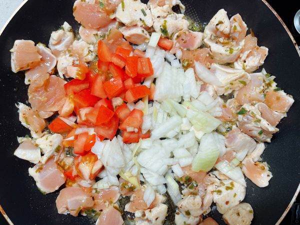 加入蕃茄、洋蔥丁拌炒