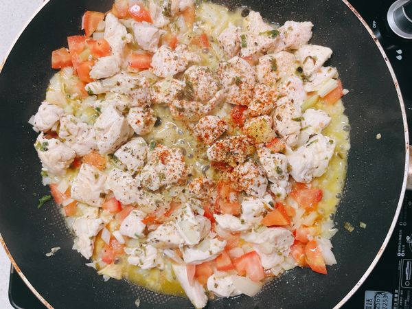 撒上辣椒粉和黑胡椒粒（依自己喜好的口味斟酌撒）