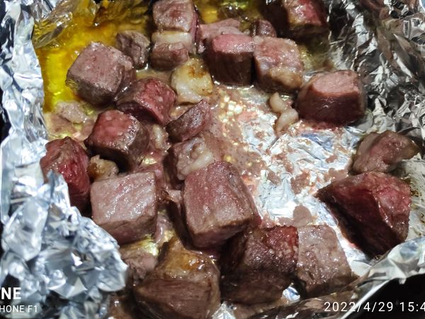 將靜置至常溫的
骰子牛肉放入鍋內
200°/4分鐘
翻一翻牛肉
再200°/4分鐘
叮~
好啦！開鍋享用吧！