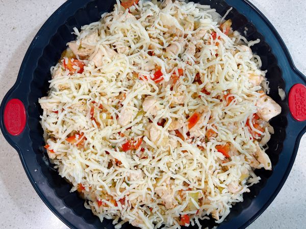 鋪上滿滿的莫札瑞拉起司條，進200度烤箱20分鐘