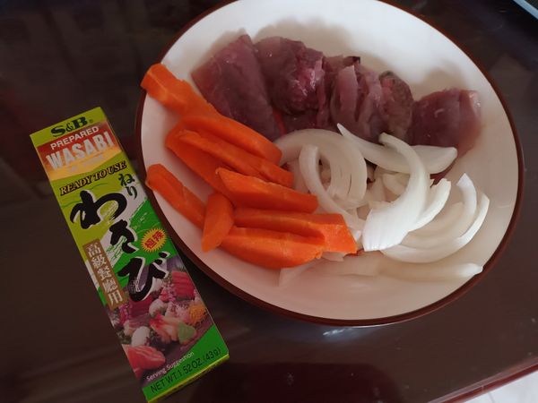 冰箱剛好有皮刀魚，把無刺部份切下來，洋蔥、紅蘿蔔切小塊（魚可換成其他無刺魚肉）