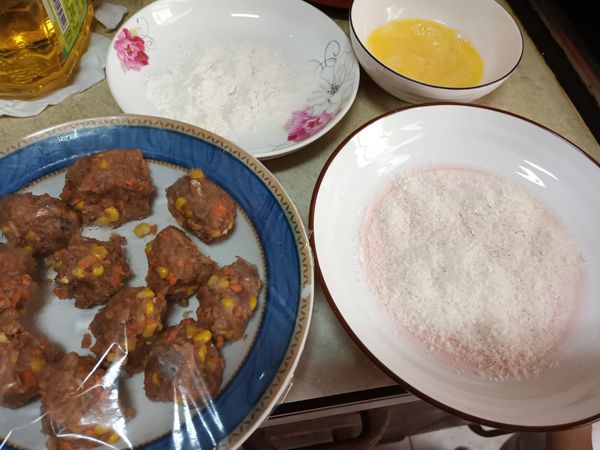 分成數顆，依序沾麵粉、蛋液、麵包粉