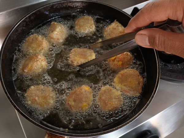 炸至浮起，金黃色