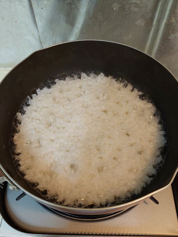 當水位幾乎低於米飯，且米飯充滿蟹穴時，蓋上鍋蓋，轉最小火煮10分鐘後熄火，期間不可開蓋