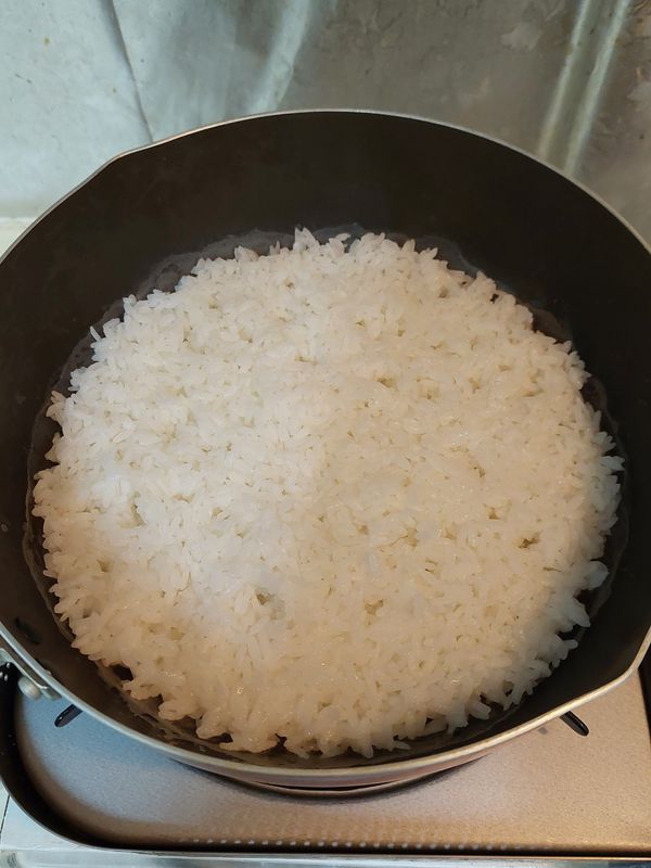 試吃米芯是否熟透（沒有的話可以灑一點水再燜煮）