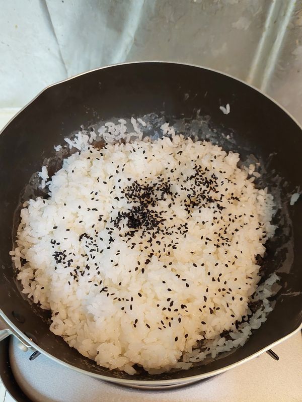 翻拌米飯後蓋鍋燜5~10分鐘