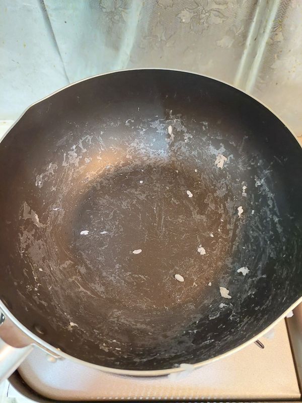 鍋底不會燒焦也沒有鍋巴；使用不沾鍋更好洗