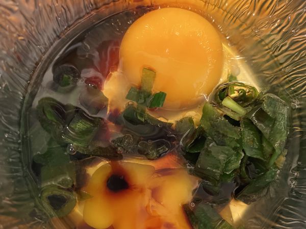 拿一個鋁箔碗 
（家樂福有賣 烤肉用品區）
打2顆蛋 淋上醬油 香油 蔥花（可省）