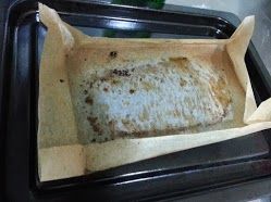 接著魚片清潔乾淨後再用餐巾紙壓乾水分

將烘焙紙折成可以放下魚片大小的盒狀  然後放在烤盤上再將魚片改放到烘焙紙上調理囉！
這樣的調理食材就不用再洗沾板 或盤子啦～您說是不是狠smart啊