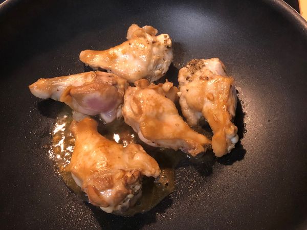 將雞翅根煎五分鐘後翻面再煎五分鐘，移除鍋內