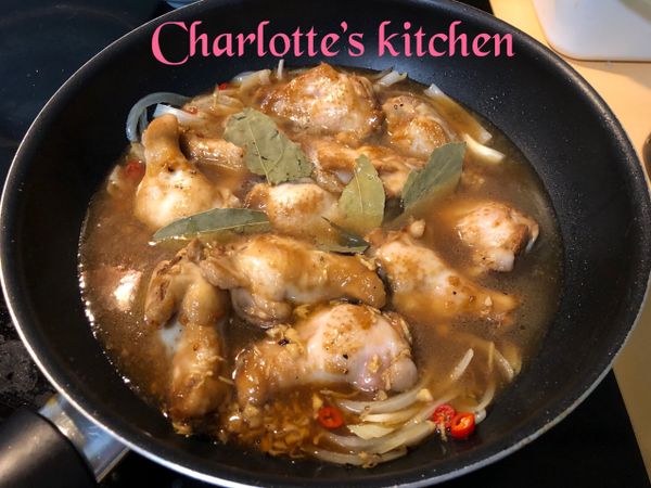 在原鍋裡，放入洋蔥碎，煮至軟化後，放入辣椒，清酒，月桂葉和雞翅根以小火悶煮半小時後，將雞翅根移除後再將醬汁煮15分或是濃縮至一半後倒在雞翅根上即可