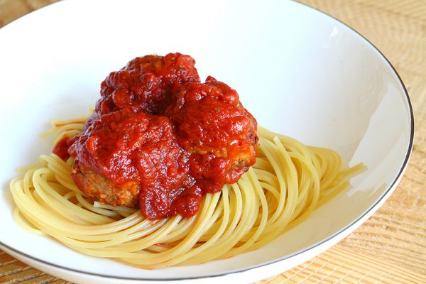 煮[義大利麵]：
2. 加入義大利麵，煮至適中口感，約 10 分鐘（用嘗的來確定熟度最準）。