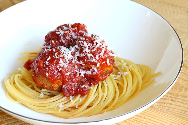 煮[義大利麵]：
3. 將煮好的麵放到 4 個盤子中，分別加上肉丸、淋上醬汁（醬汁若太稠可以加入些許煮義大利麵的湯稀釋）。