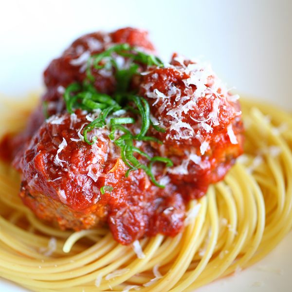 煮[義大利麵]：
4. 上桌時再灑上帕米吉阿諾起士及切細的羅勒葉。