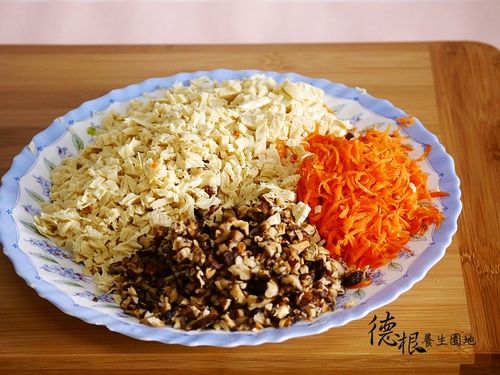 將餡料清洗好，香菇泡軟，紅蘿蔔刨絲，所有餡料一一切碎