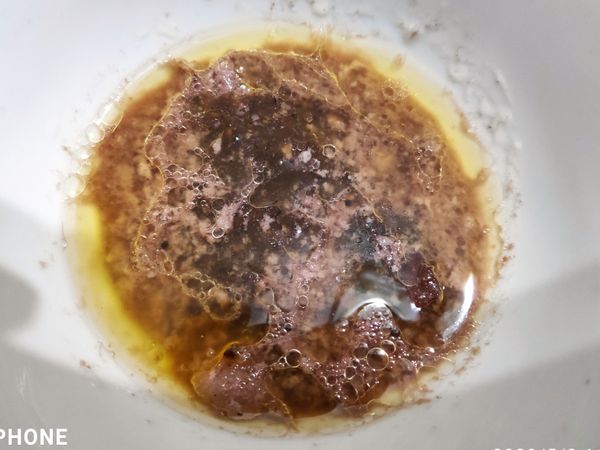 將鋁箔紙内的奶油倒入
裝黑胡椒醬的碗内
攪拌均勻沾肉吃